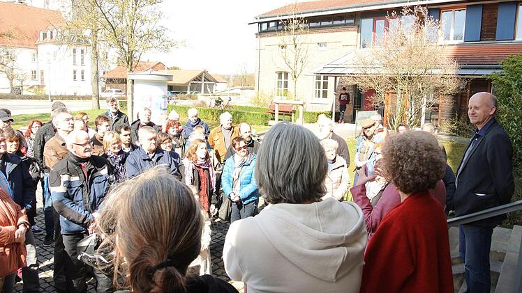Bürgermeister Stefan Paulus (rechts) wandte sich an die Flüchtlingshelfer vor der Christuskirche in Haßfurt.