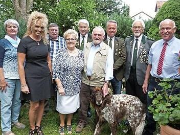 Karl-Heinz Korn inmitten seiner Geburtstagsgäste (von links): Susanne Schlegel, Tochter Martina Korn, Günter Schmidt, Ehefrau Solweig, Reinhold Täffner, Karl-Heinz Korn, Roland Burghofer, Siegward Wichmann und Bürgermeister Hermann Anselstetter Foto: Werner Reißaus