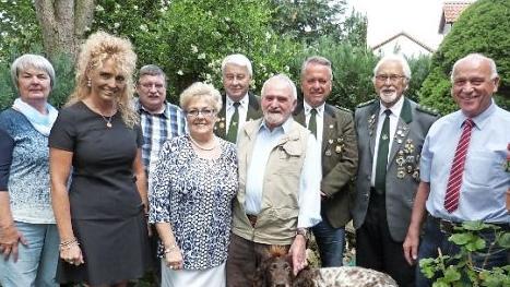 Karl-Heinz Korn inmitten seiner Geburtstagsgäste (von links): Susanne Schlegel, Tochter Martina Korn, Günter Schmidt, Ehefrau Solweig, Reinhold Täffner, Karl-Heinz Korn, Roland Burghofer, Siegward Wichmann und Bürgermeister Hermann Anselstetter Foto: Werner Reißaus