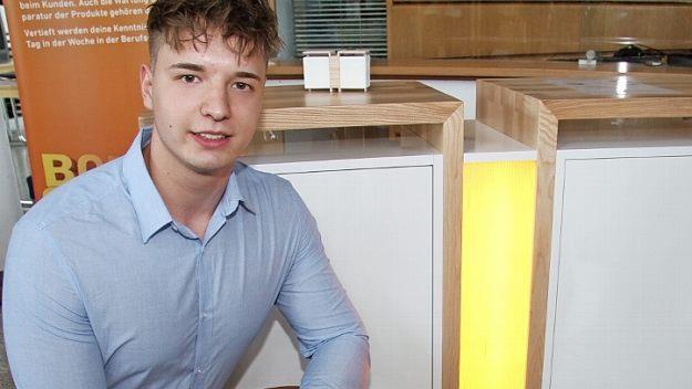 Max Korndörfer hat eine moderne Vitrine entwickelt. Der besondere Clou ist das eingearbeitete Lichtelement, das eine Holzmaserung aufweist.