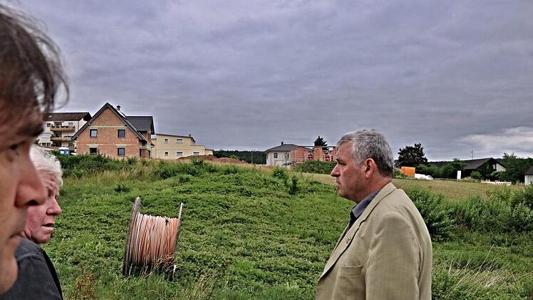 Das Baugelände in Ebern zwischen Beethoven- und Sudetenstraße ("Wirschingäcker") bietet Platz für 13 Einfamilienhäuser. Der Bauausschuss mit Bürgermeister Jürgen Hennemann (rechts) sah sich dort um: am linken Bildrand sind die Stadträte Harald Pascher und Manfred Fausten (von links).Helmut Will