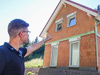 Arbeiten auf der Zielgeraden: Schritt f&uuml;r Schritt nimmt das Ferienhaus von Andreas Beetz Gestalt an. Foto: Magdalena Kestel