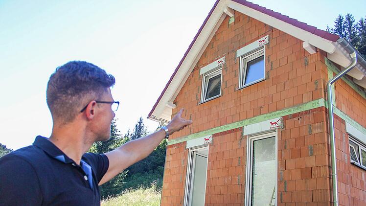 Arbeiten auf der Zielgeraden: Schritt f&uuml;r Schritt nimmt das Ferienhaus von Andreas Beetz Gestalt an. Foto: Magdalena Kestel