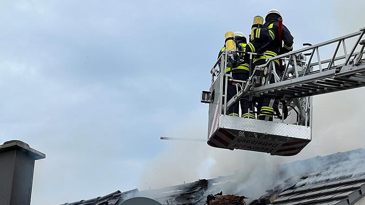 Sommerach: Großeinsatz wegen Dachstuhlbrand - "dichter Qualm"