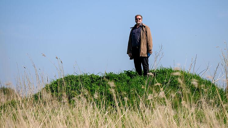 Kommissar Jan Brockhorst (Felix V&ouml;rtler) hat von einer verstorbenen Mitb&uuml;rgerin die Wiese geerbt, auf der die Scheibe gefunden wurde - und auf der Fritz Groote ermordet wurde.