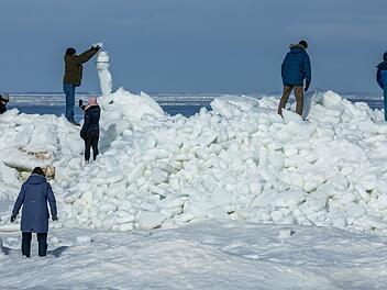 Eisberge t&uuml;rmen sich an der Ostseek&uuml;ste