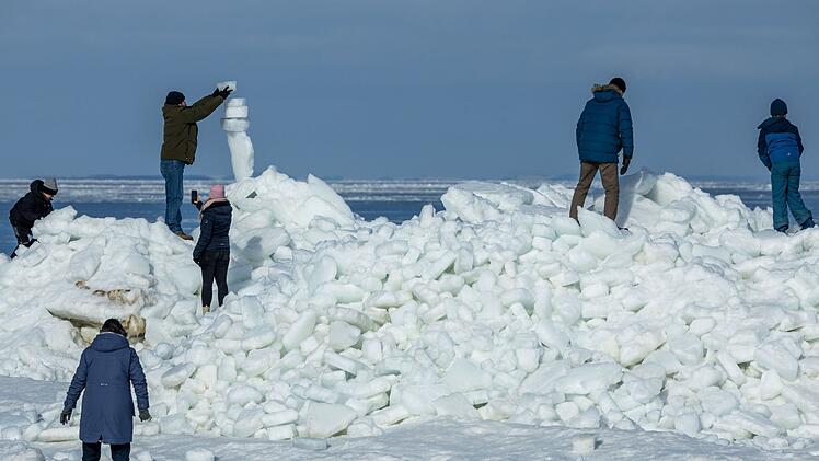 Eisberge t&uuml;rmen sich an der Ostseek&uuml;ste