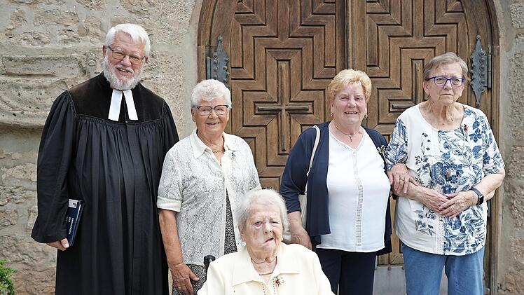 Ruth Hanft (2. von links) beging das seltene Fest der &bdquo;Kronjuwelen-Konfirmation&ldquo; (75 Jahre). Mit auf dem Foto sind auch die Jubilare der Gnaden-Konfirmation (70 Jahre).