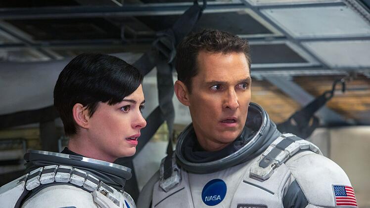 Auf den Schultern des Piloten Cooper (Matthew McConaughey) und der Wissenschaftlerin Amelia (Anne Hathaway) lastet eine gro&szlig;e Verantwortung.