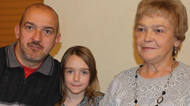 Drei Generationen aus der Familie Schnappauf (v.r.) Rita, Enkelkind Luna und Sohn Frank nahmen am Treffen in Wallenfels teil.  Foto: Michael Wunder