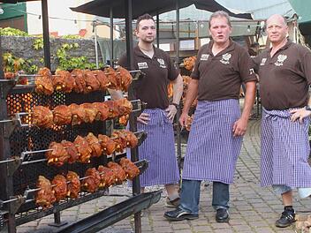 Bei dieser "Gluthitze" schmoren nicht nur die leckeren Haxen, sondern auch die "Griller". Fotos: gg