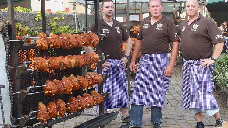 Bei dieser "Gluthitze" schmoren nicht nur die leckeren Haxen, sondern auch die "Griller". Fotos: gg