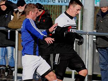 Trotz enger Manndeckung von Klaus Faßold (l.) konnte der Jahn seine Gegner vom FC Sand nicht stoppen. Fotos: G. Geiling