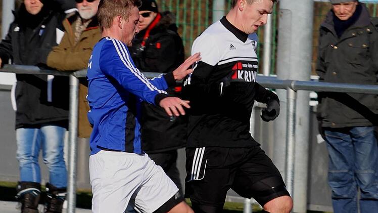 Trotz enger Manndeckung von Klaus Faßold (l.) konnte der Jahn seine Gegner vom FC Sand nicht stoppen. Fotos: G. Geiling