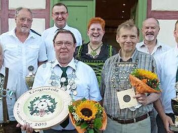 Königsproklamation und Pokalvergabe (von links): Ullrich Flurschütz, Hubert Pawlowski, Wolfgang Heinze, Schützenkönig Horst Menzel, Renate Schramm, Werner Morawietz, Jürgen W. Heike, Andreas Morawietz  Foto: Lothar Weidner