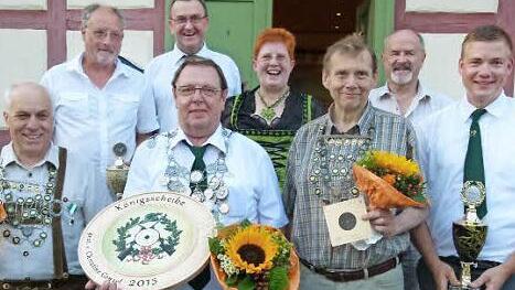 Königsproklamation und Pokalvergabe (von links): Ullrich Flurschütz, Hubert Pawlowski, Wolfgang Heinze, Schützenkönig Horst Menzel, Renate Schramm, Werner Morawietz, Jürgen W. Heike, Andreas Morawietz  Foto: Lothar Weidner