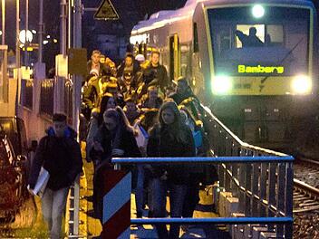 Letztmals in diesem Schuljahr: Zugschüler aus dem Süden, die meisten aus dem Landkreis Bamberg, treffen mit der Morgenbahn am Haltepunkt in Ebern ein. Foto: Jule Müller