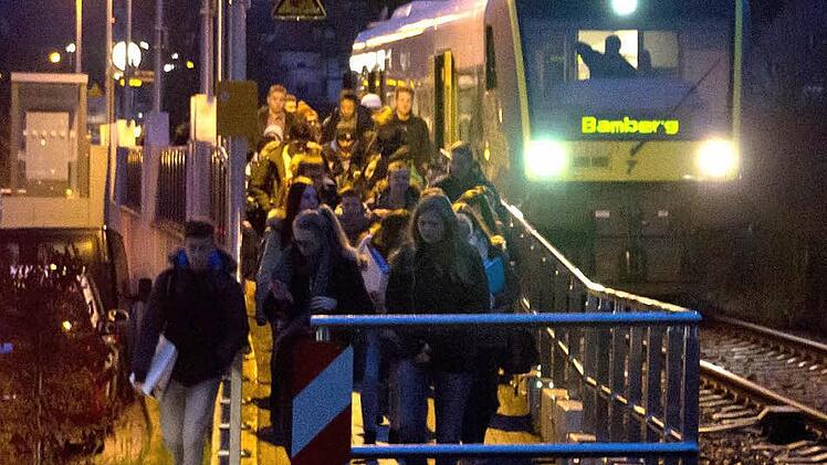 Letztmals in diesem Schuljahr: Zugschüler aus dem Süden, die meisten aus dem Landkreis Bamberg, treffen mit der Morgenbahn am Haltepunkt in Ebern ein. Foto: Jule Müller