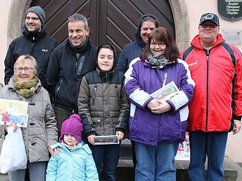 Die Gewinner des Märchenratespiels von Kaufhaus Mürscht freuten sich gleich vorort, soweit sie bei der Ziehung anwesend waren: hinten links, Oliver Schikora und Arno Reuscher von Kaufhaus Mürscht, und vorne die kleine Lea, die als Glücksfee die Gewinne zog.  Foto: Dieter Britz