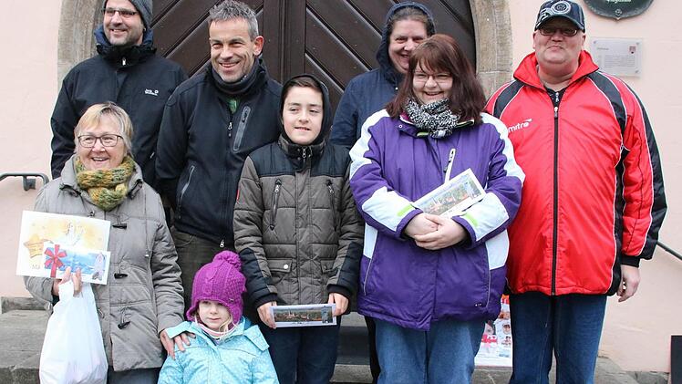 Die Gewinner des Märchenratespiels von Kaufhaus Mürscht freuten sich gleich vorort, soweit sie bei der Ziehung anwesend waren: hinten links, Oliver Schikora und Arno Reuscher von Kaufhaus Mürscht, und vorne die kleine Lea, die als Glücksfee die Gewinne zog.  Foto: Dieter Britz