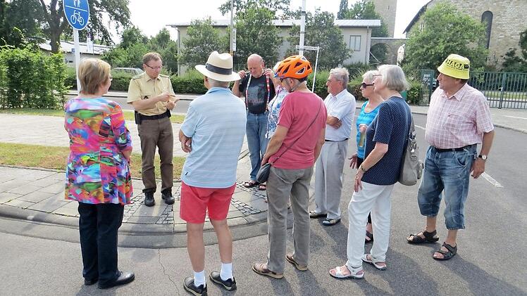 Die Senioren lauschen - ehe es aufs Rad geht - gespannt den Ausf&uuml;hrungen des Verkehrserziehers. Foto: Stadt Bamberg