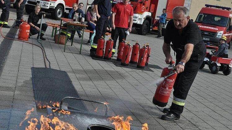 Wie ein Brand mit Fett und Öl gelöscht wird, zeigte die Feuerwehr Untermerzbach mit ihrem Fire-Trainer. Foto: Simon Albrecht