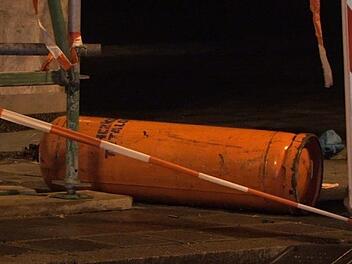 In Nürnberg warf ein Mann in der Nacht auf Dienstag Gegenstände von einem Hochhausdach, zwei Menschen wurden verletzt. Foto: NEWS5 / Friedrich
