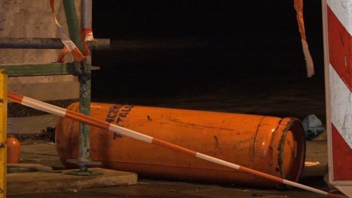 In Nürnberg warf ein Mann in der Nacht auf Dienstag Gegenstände von einem Hochhausdach, zwei Menschen wurden verletzt. Foto: NEWS5 / Friedrich