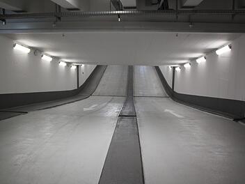 Die augenfälligste Neuerung in der Tiefgarage unter dem EKU-Platz ist der Durchstich zur Stadthallen-Tiefgarage. Die Rampe ist mit 15 Prozent Gefälle recht steil, aber problemlos befahrbar. Dagmar Besand