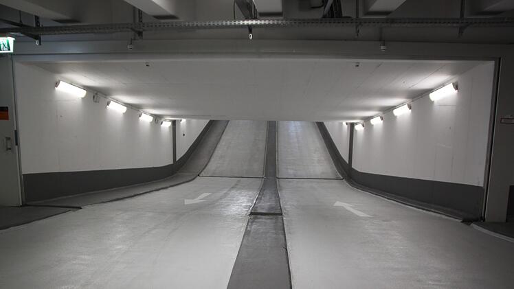 Die augenfälligste Neuerung in der Tiefgarage unter dem EKU-Platz ist der Durchstich zur Stadthallen-Tiefgarage. Die Rampe ist mit 15 Prozent Gefälle recht steil, aber problemlos befahrbar. Dagmar Besand