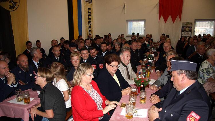 Monika Nussel, Landtagspräsidentin Barbara Stamm, Ehrenkreisbrandrat Karl-Heinz Schalk, Alexander Tritthart und Walter Nussel