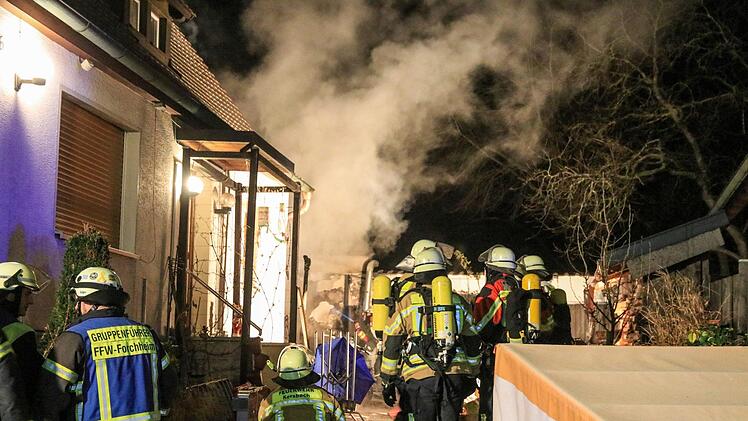 In der Nacht auf Donnerstag ist in einem Wohnhaus in Forchheim ein Feuer ausgebrochen. Es entstand erheblicher Sachschaden. Foto: NEWS5 / Merzbach