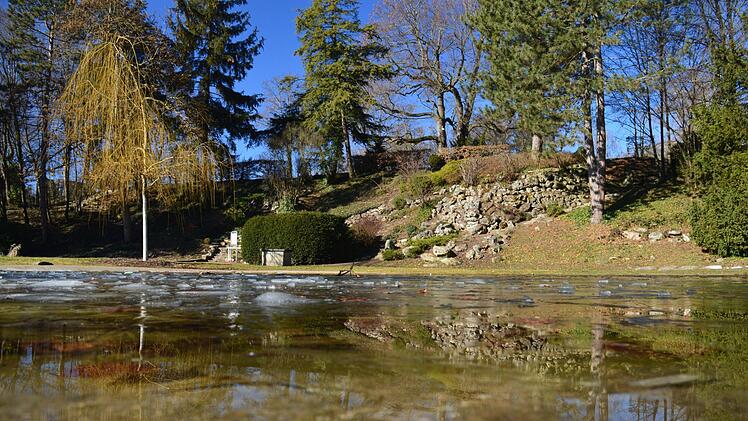 Die Sonne bringt im Forchheimer Stadtpark das letzte Eis auf dem Brunnen zum Schmelzen. Foto: Ronald Heck