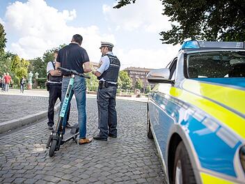 E-Scooter wurden vielen Wiesn-Besuchern zum Verh&auml;ngnis. Denn Alkohol am Steuer ist auch hier verboten. Symbolbild: Fabian Sommer/dpa