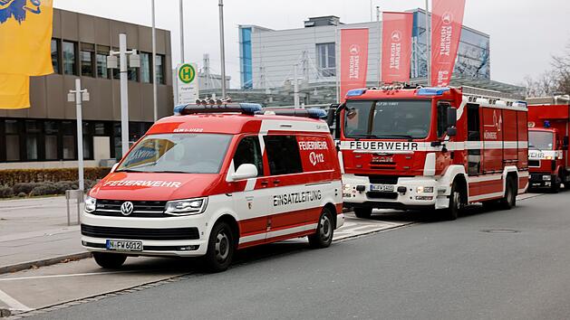 Flughafen Nürnberg: Brand ruft Feuerwehr auf den Plan - Hallen-Fassade in Flammen
