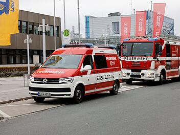 Flughafen Nürnberg: Brand ruft Feuerwehr auf den Plan - Hallen-Fassade in Flammen