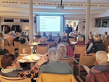 Dr. Reinhard Höhn (vorne rechts) informierte beim Neubürgerstammtisch über Palliativ- und Hospizarbeit.