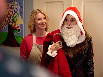 Feministin Wanda (Caroline Peters) am&uuml;siert sehr, dass mit Elke (Pia Hierzegger) eine Weihnachtsfrau im Kost&uuml;m steckt.