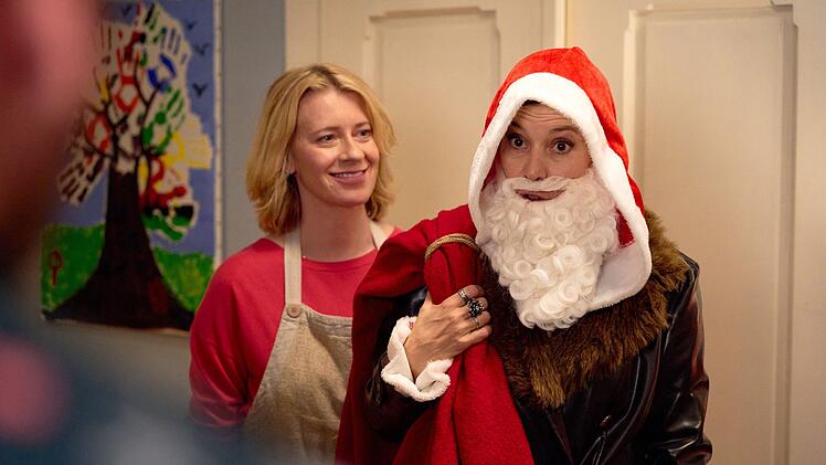 Feministin Wanda (Caroline Peters) am&uuml;siert sehr, dass mit Elke (Pia Hierzegger) eine Weihnachtsfrau im Kost&uuml;m steckt.
