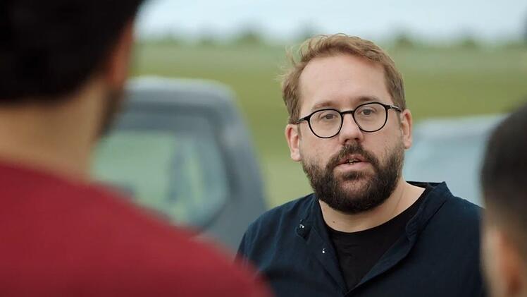 Paul Ronzheimer testet in der SAT.1-Doku "Wie geht's, Deutschland? - Migrations-Wende" die deutschen Grenzen.