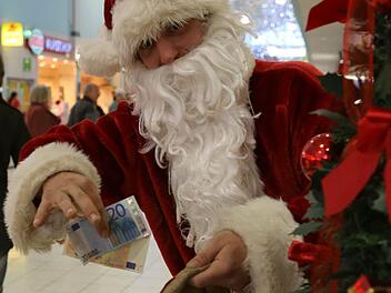 "Ho-Ho-Hooo" lacht der Globus-Weihnachtsmann und freut sich über den Zuverdienst.  Fotos: Barbara Herbst