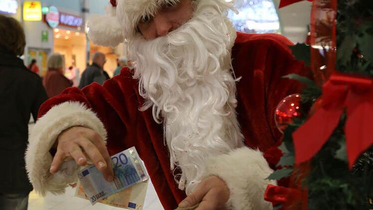 "Ho-Ho-Hooo" lacht der Globus-Weihnachtsmann und freut sich über den Zuverdienst.  Fotos: Barbara Herbst