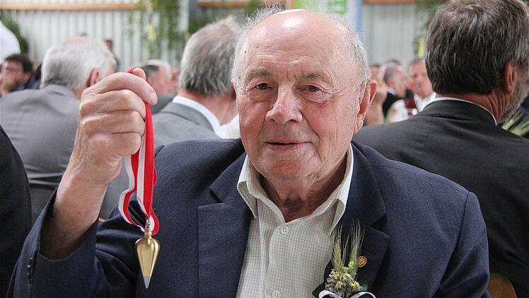 Edwin Bold bekam für seine 61-jährige Tätigkeit als Feldgeschworener den goldenen Senkel am Bande.