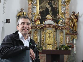 Günther Allinger, Leiter der Barmherzigen Brüder in Gremsdorf, in der renovierten Kirche. Foto: Sabine Herteux