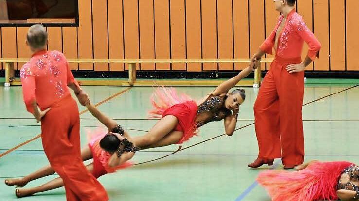 Mit teuren, schillernden Outfits präsentierten die Tänzer der Tanzsportabteilung des TVK die überarbeitete Choreografie Dynamics vor einem restlos begeisterten Publikum. Viele der Pirouetten in der neuen Choreografie wurden neu einstudiert. Fotos: Gabi Arnold