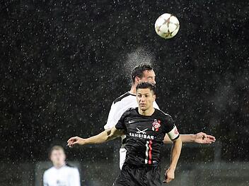 Der Bamberger Sebastian Schäferlein (hinten) gewinnt das Kopfballduell gegen den Würzburger Amir Shapourzadeh. Foto: sportpress