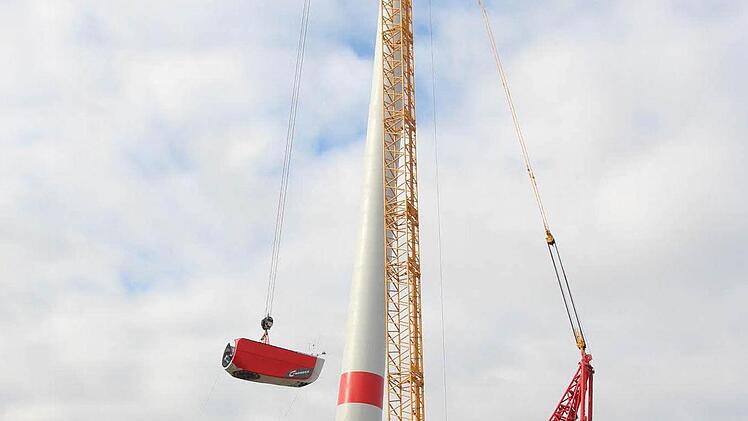 In wenigen Minuten hatte der Spezialkran das erste Maschinenhaus im Lonnerstadter Windpark auf eine Höhe von 140 Meter hinaufgezogen. Foto: Andreas Dorsch