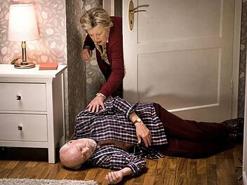 Helga Beimer (Marie-Luise Marjan) findet den leblosen Körper ihres Mannes Erich (Bill Mockridge) im Schlafzimmer - eine Szene der Folge 1559 aus der ARD-Serie «Lindenstraße» Foto: Steven Mahner/WDR/dpa