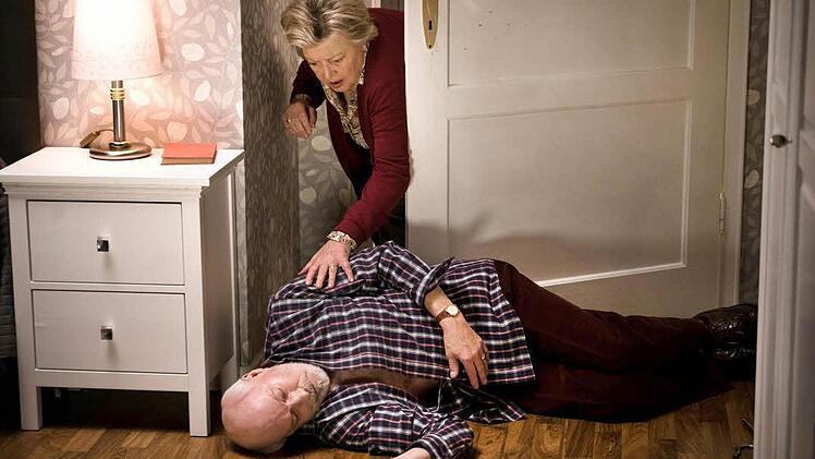 Helga Beimer (Marie-Luise Marjan) findet den leblosen Körper ihres Mannes Erich (Bill Mockridge) im Schlafzimmer - eine Szene der Folge 1559 aus der ARD-Serie «Lindenstraße» Foto: Steven Mahner/WDR/dpa