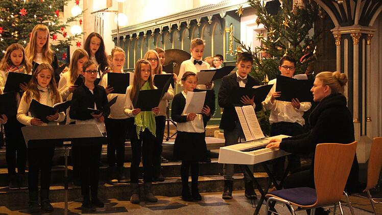 Jung, aber deshalb nicht weniger niveauvoll: Susanne Hofmann mit dem Unterstufenchor in Top-Form.